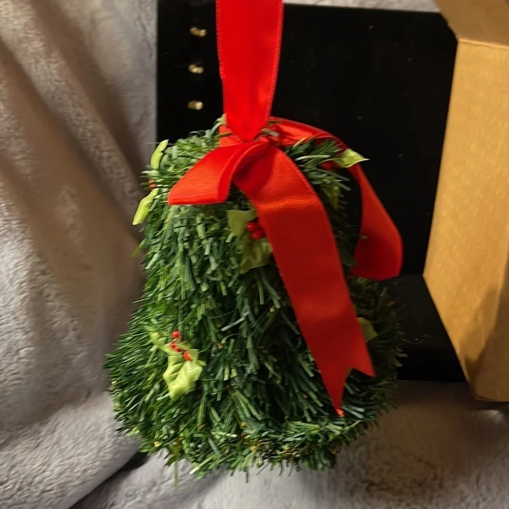 Avon Vintage “Merry Kissmas” Musical Bell NIB